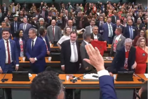 A classe trabalhadora conquistou hoje uma importante vitória na luta pela redução da jornada de trabalho e pelo fim da escala 6×1