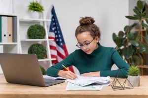 Aprender um novo idioma pode abrir portas para o mercado de trabalho, crescimento profissional e novas oportunidades!